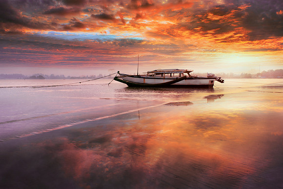 beauty-boat-morning-with-amazing-sky-sunrise